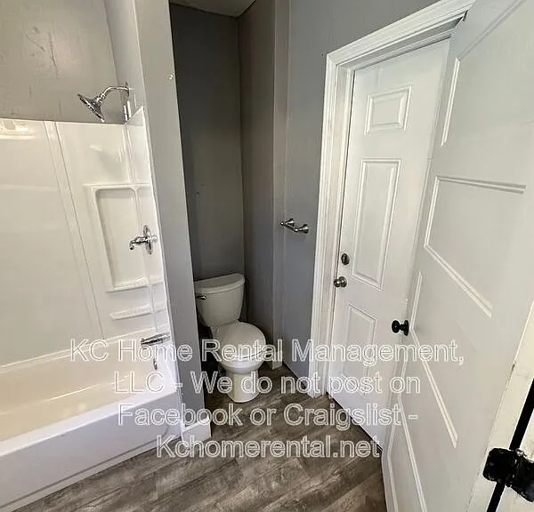 5233 E 6th St #1 — Photo 7