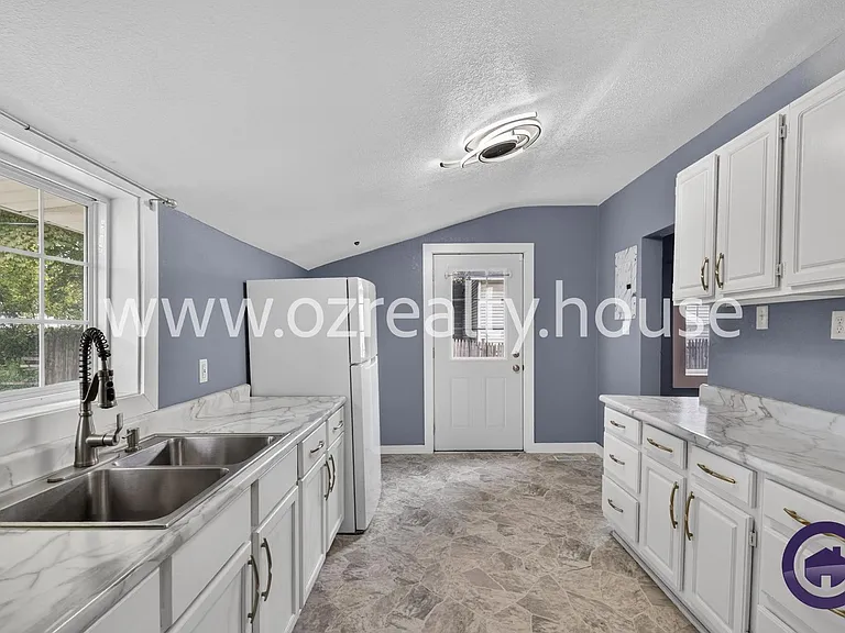 565 Viking St — Photo 6