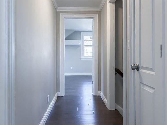 5th image of 264 Peters Ave