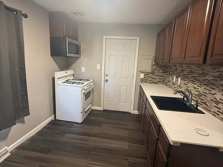 22614 Sharrow Ave — Photo 2