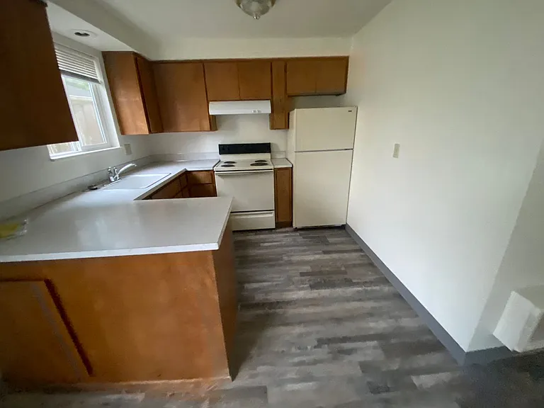2 bed 1.5 bath Gateway area duplex — Photo 4