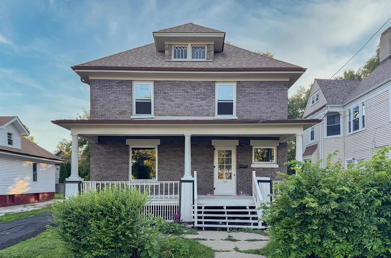 S 3rd St, Rockford — Photo 1