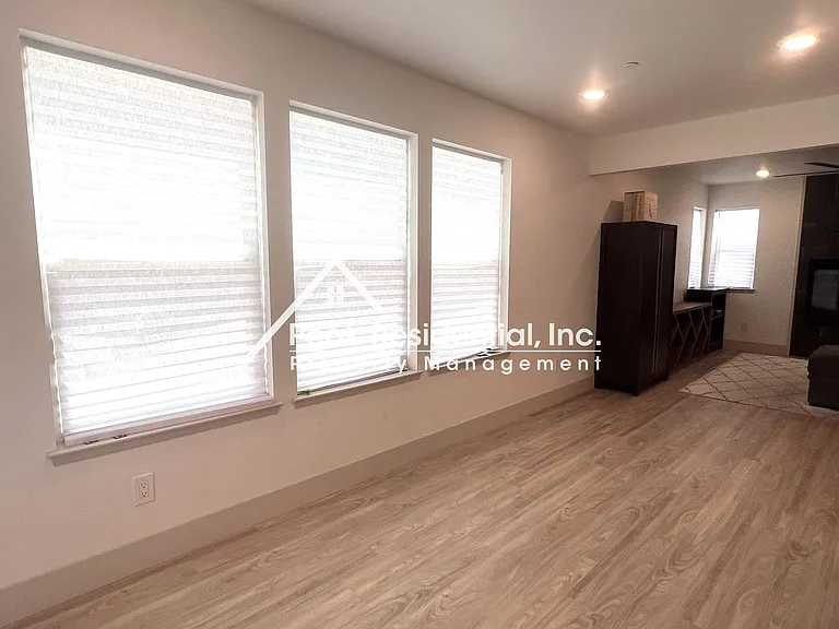 4867 V St — Photo 6