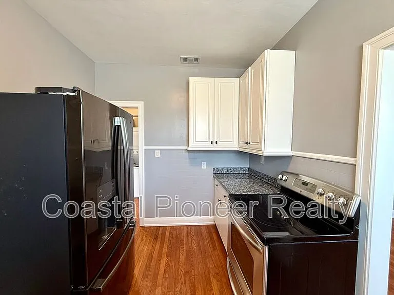 2323 W North B St — Photo 10