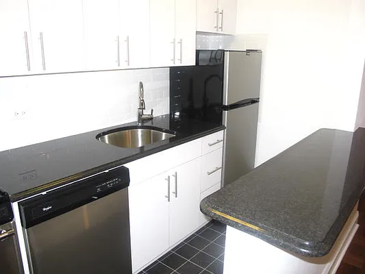Rented by Metropolis Real Estate of Manhattan | media 27