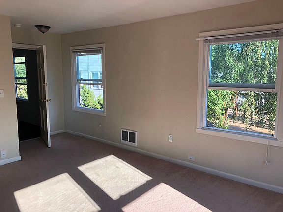 Living room 16'x14' looking back to entrance.