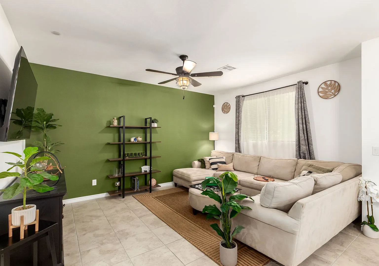 Beautiful corner lot townhome with custom paint, plentiful community green spaces. — Photo 4