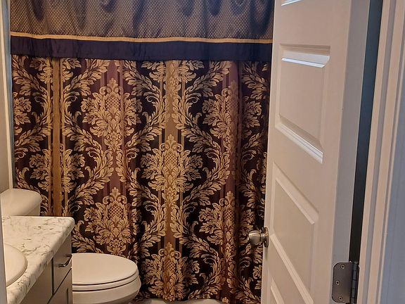 Upstaira Full-Bath (Suite A & B)