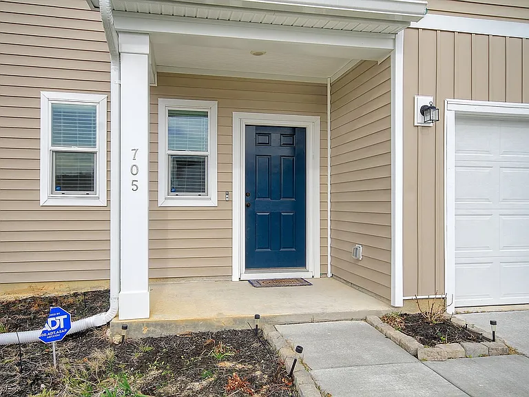 705 McRoy St — Photo 2