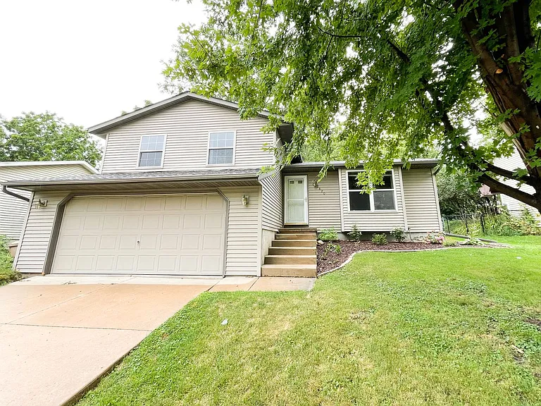 2820 Warner Ln — Photo 2