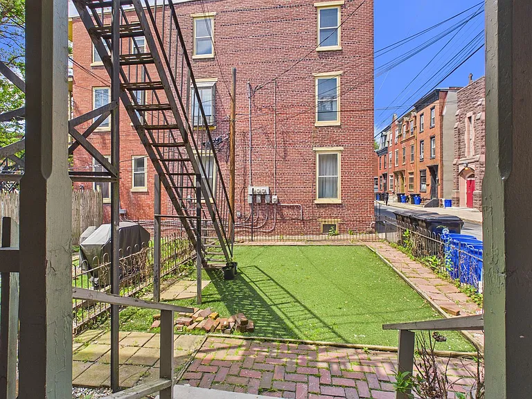 242 Harris St — Photo 9