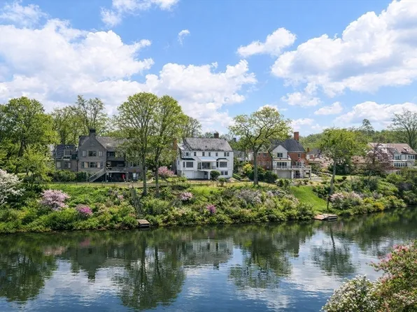 10 Dartmouth St, Winchester, MA 01890