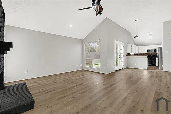 3 bed, 1252 sqft, $1,800 — Photo 2