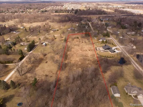 58405 Travis Rd, New Hudson, MI 48165