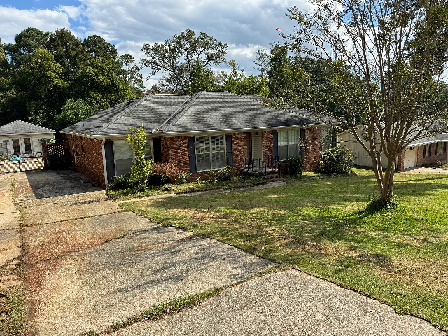 4104 Surrey Ln — Photo 1