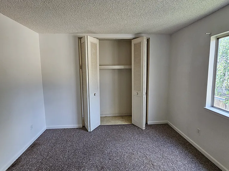 915 W Miner St — Photo 8