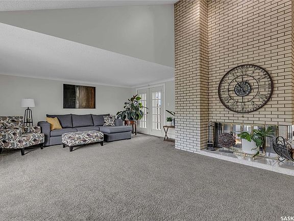 5th image of 262 Riverbend Cres