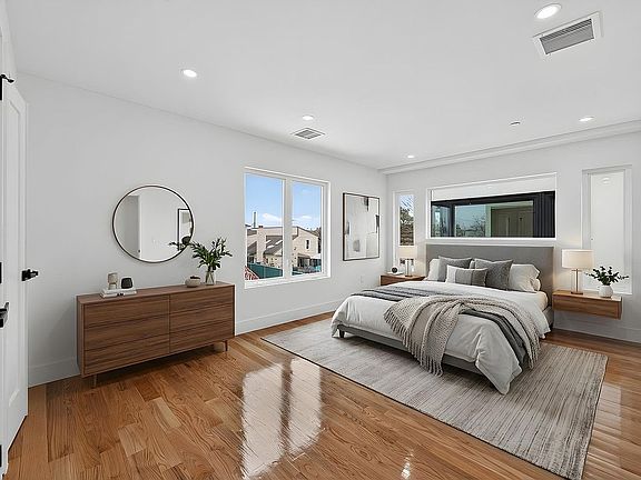 5th image of 1335 E 65th St