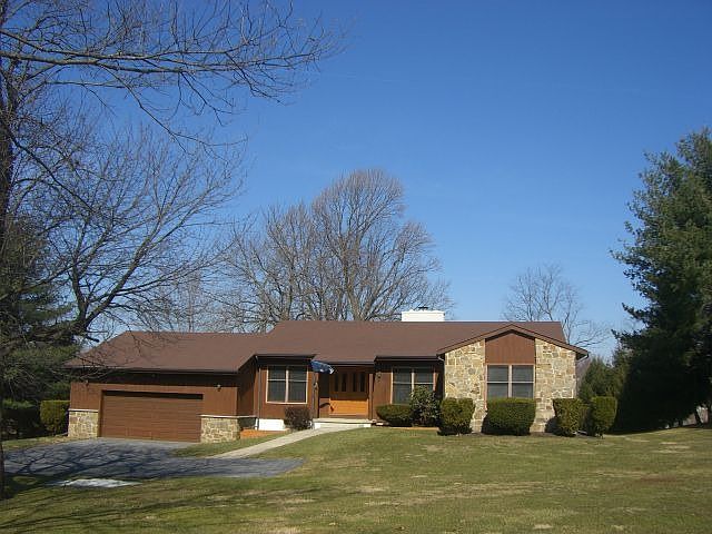 1st image of 318 Manor Dr