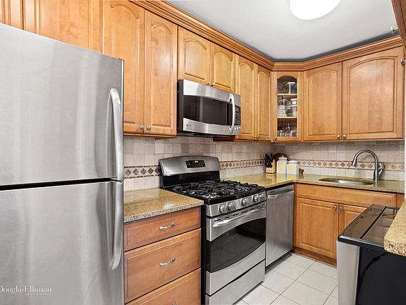 3rd image of 333 E 79th St APT 10Z