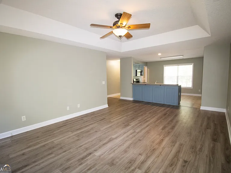 305 Sterling Ct — Photo 6