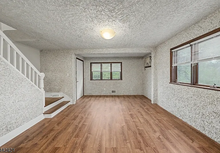242 W Hanover Ave — Photo 6