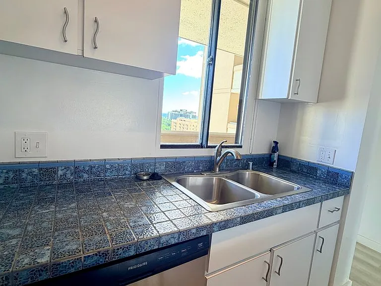 2121 Ala Wai Blvd #1702 — Photo 11