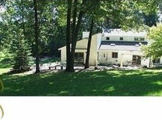 9513 Harmon Ln, South Lyon, MI