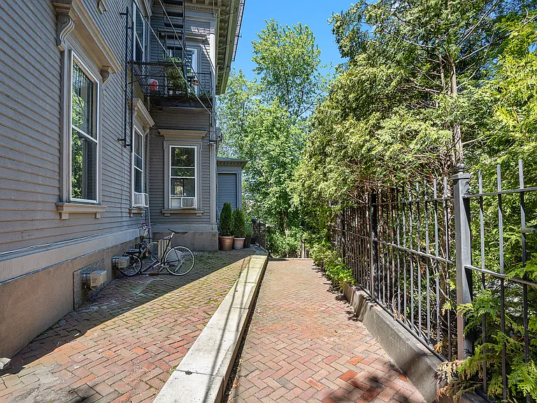 34 Benefit St — Photo 4
