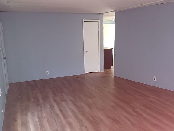 3rd image of 463A Logan Ave
