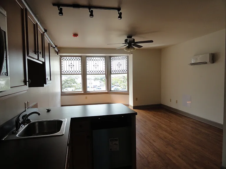 141-147 W Market St — Photo 4
