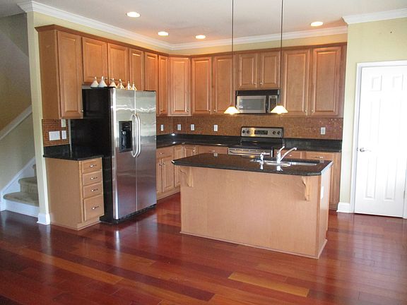 Kitchen w/ island & granite