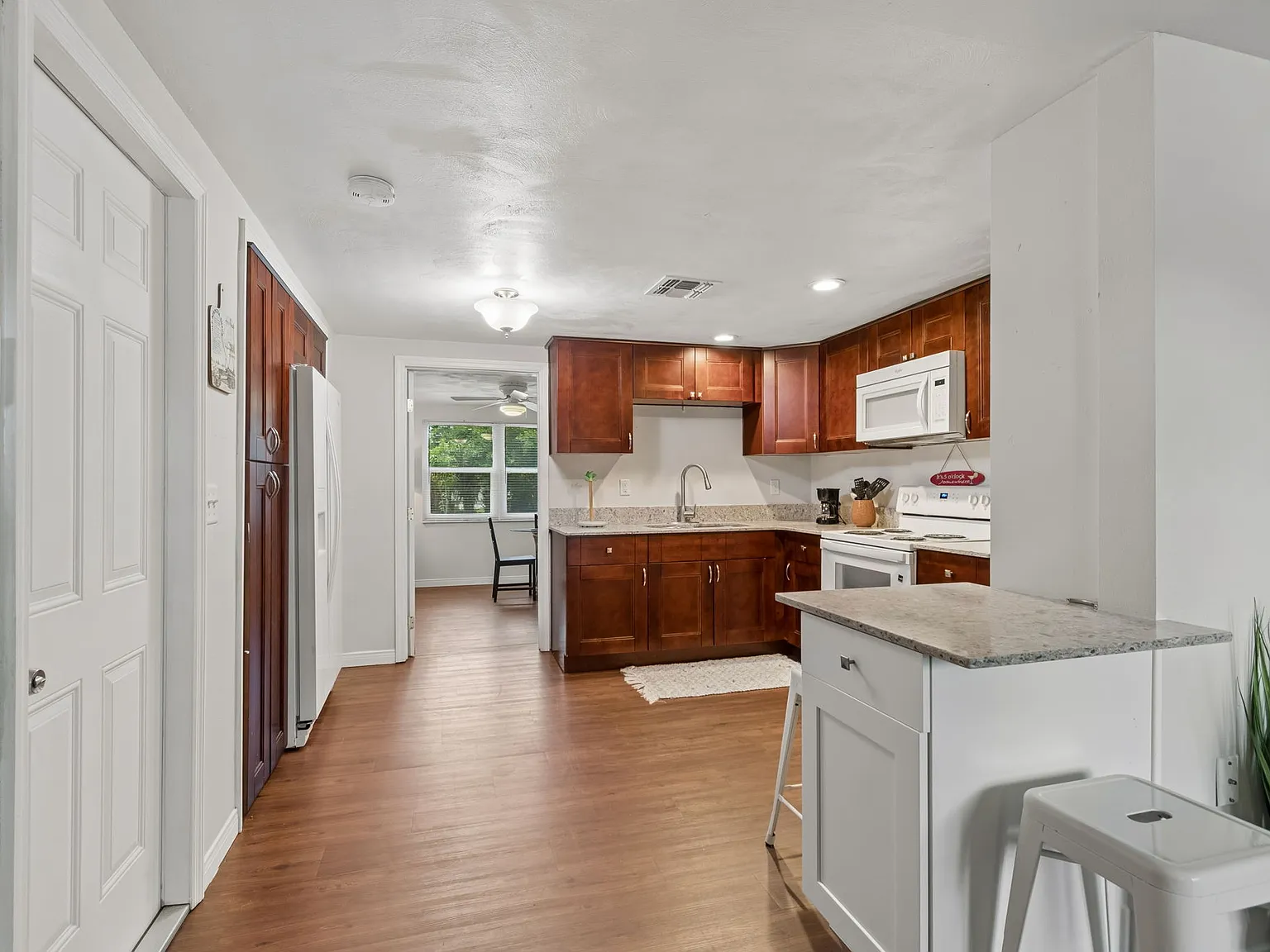 3 bed, 1200 sqft, $1,800 — Photo 2