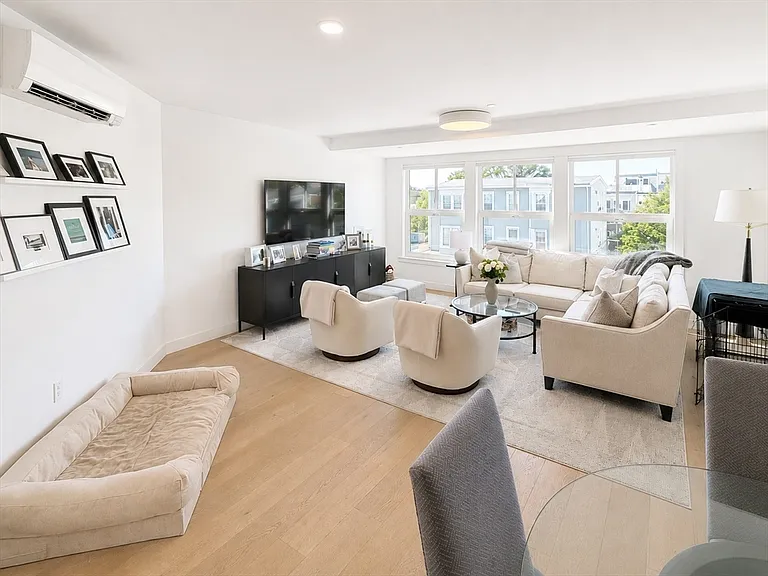 654 E Broadway #302 — Photo 2
