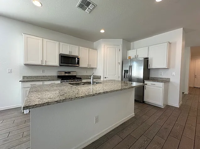 4 bed, 2071 sqft, $2,795 — Photo 3