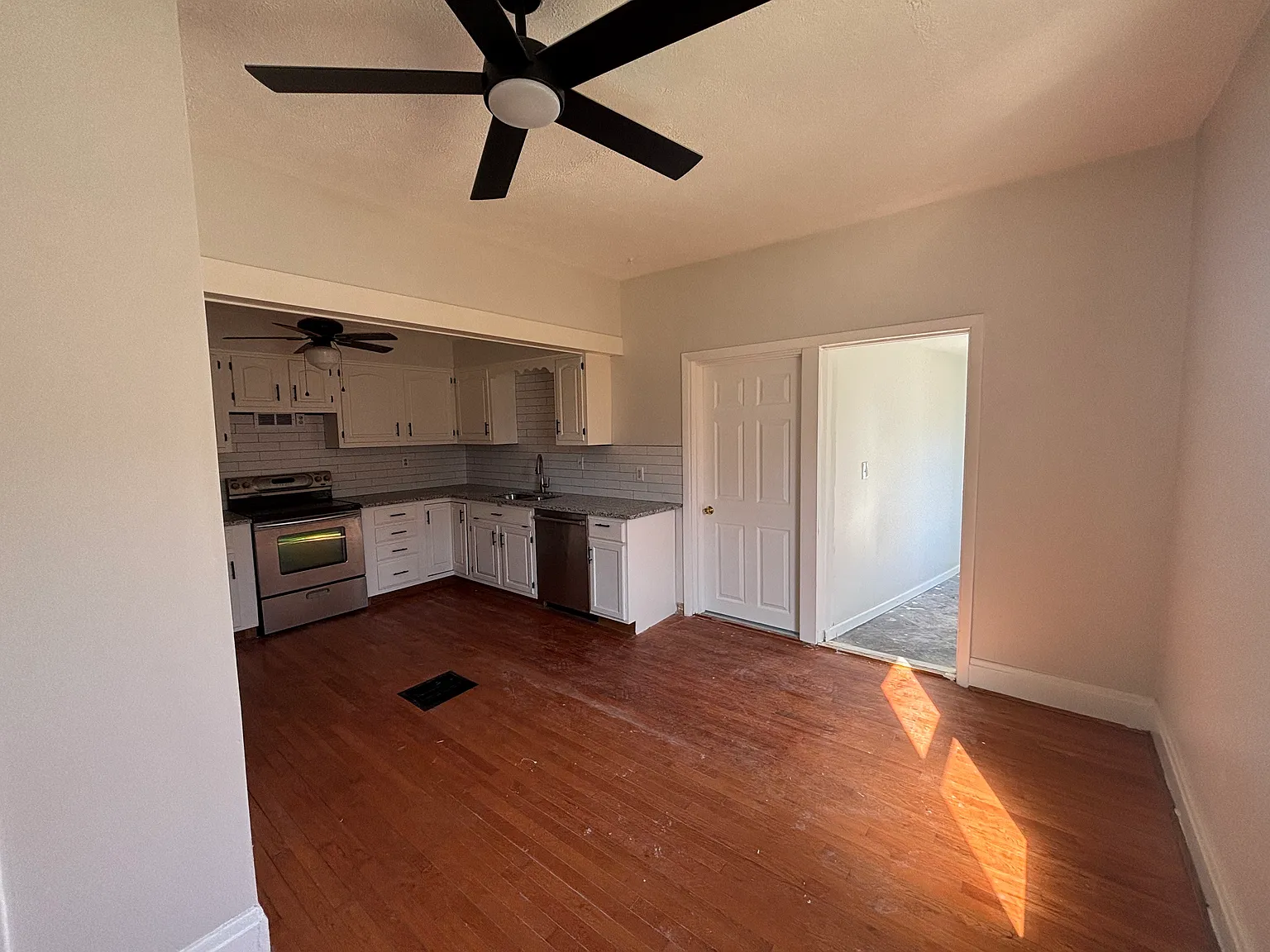 3 bed, 1.5 bath, 1000 sqft, $1,700 — Photo 3