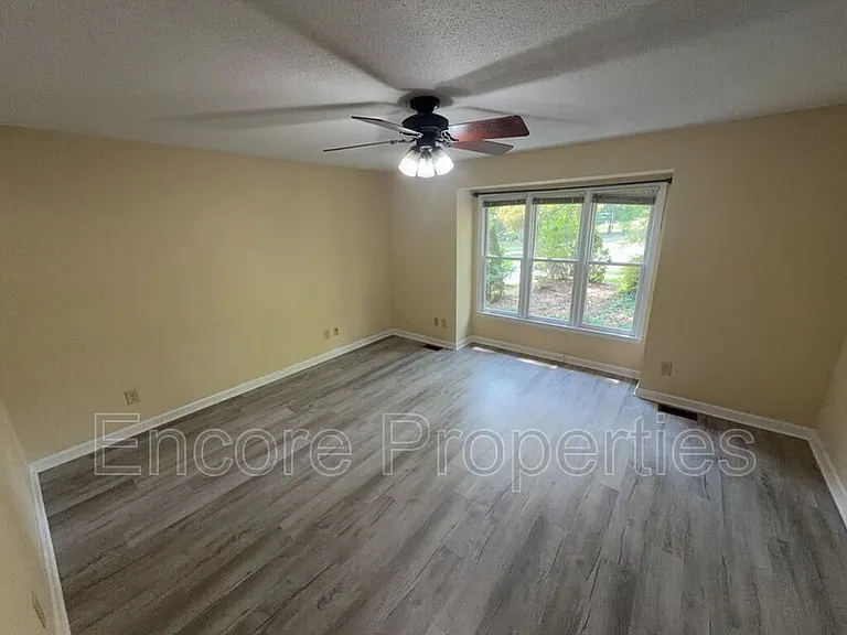 2102 Oakcrest Ct — Photo 13