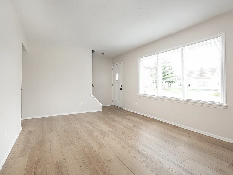 26351 Farringdon Ave — Photo 9
