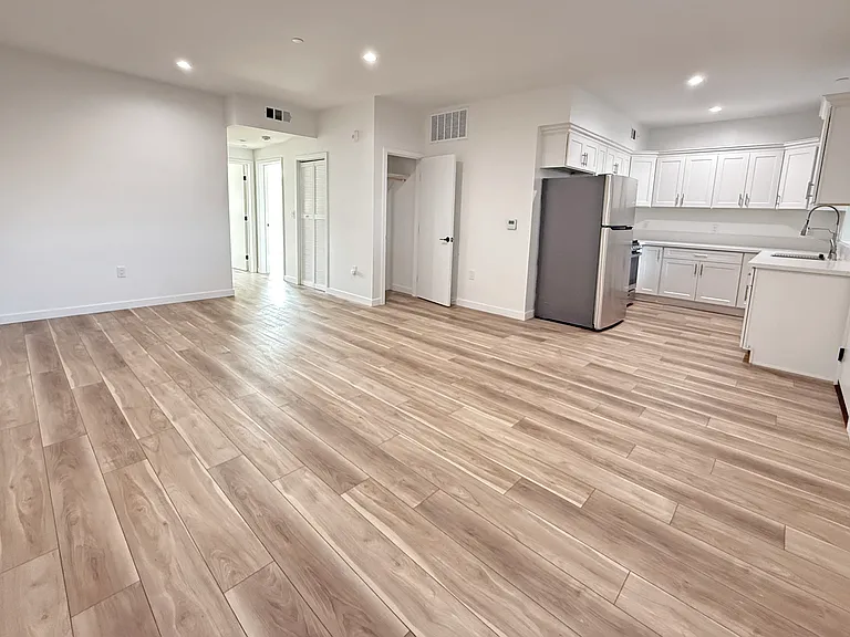 10934 Peach Grove St #202 — Photo 5