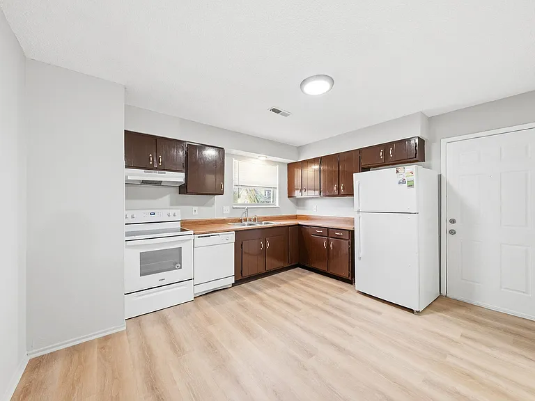 2415 Shirley Ave — Photo 10