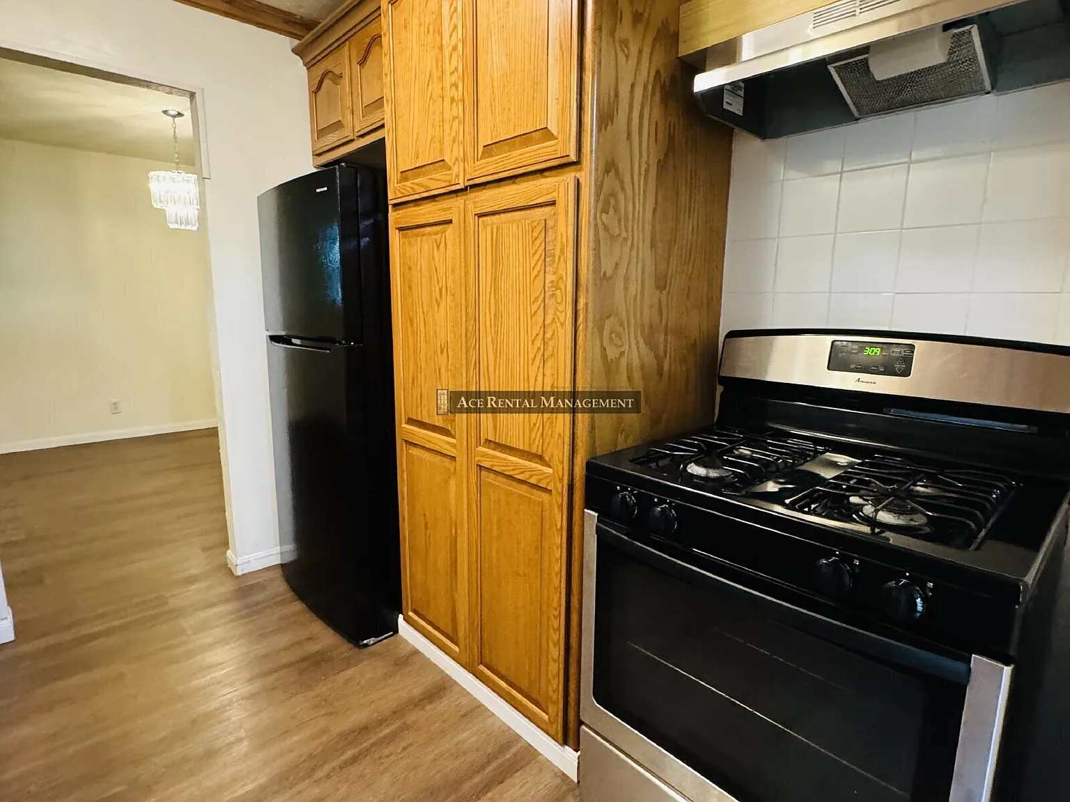 Beautifully updated and right in the heart of Port Neches! Available Now! — Photo 4