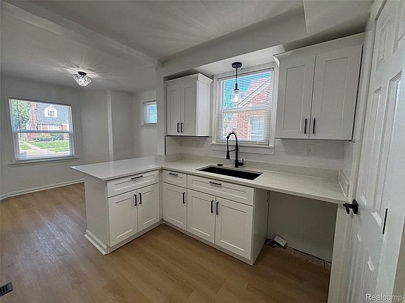 5th image of 9869 Yorkshire Rd