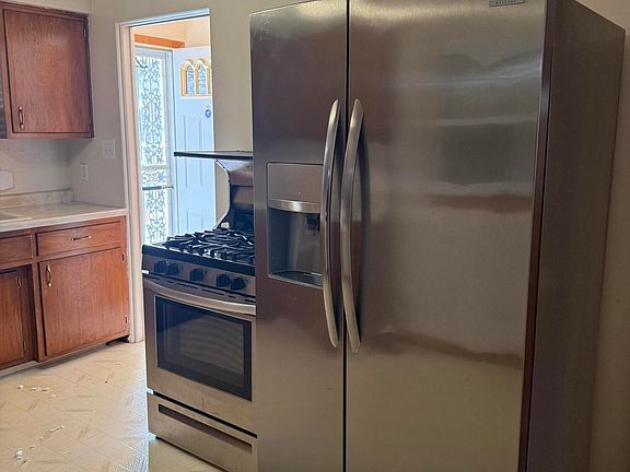 2nd image of 562 Dallas St