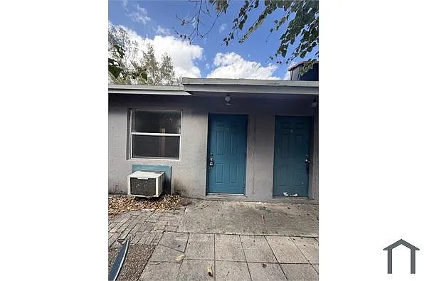 Building Photo - 3601 Pinewood Ave