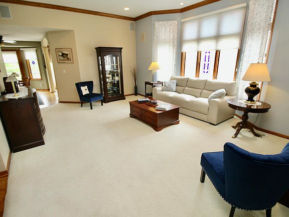 3rd image of 805 Holly Creek Dr