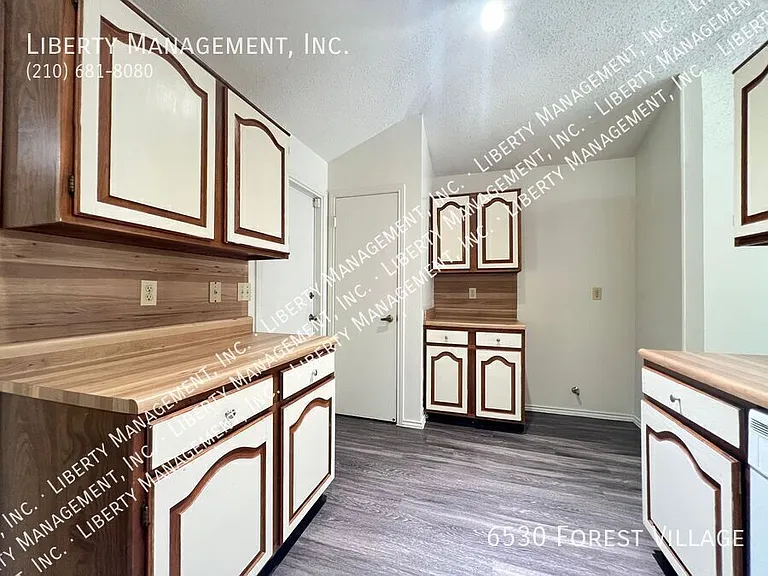6530 Forest Vlg — Photo 14