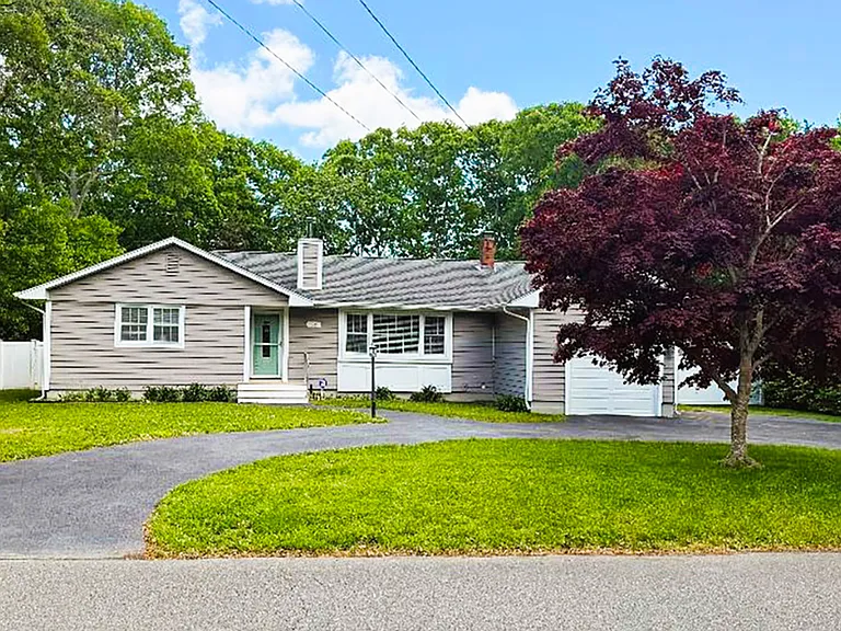 36 Matthews Dr — Photo 3