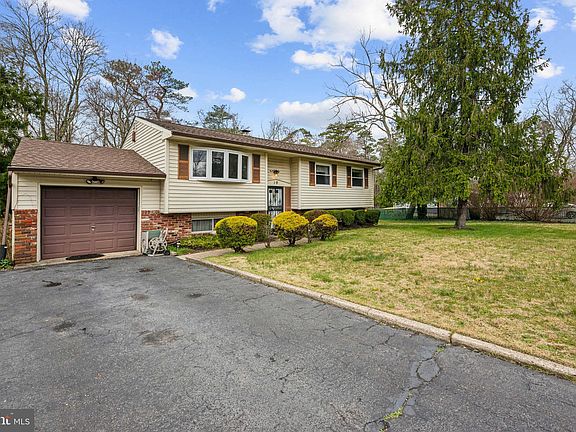 2nd image of 10 Delaware Trl
