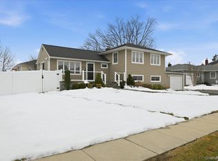 3984 Arthur Ave N, Seaford, NY 11783