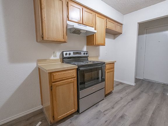 4th image of 804 White Rock St